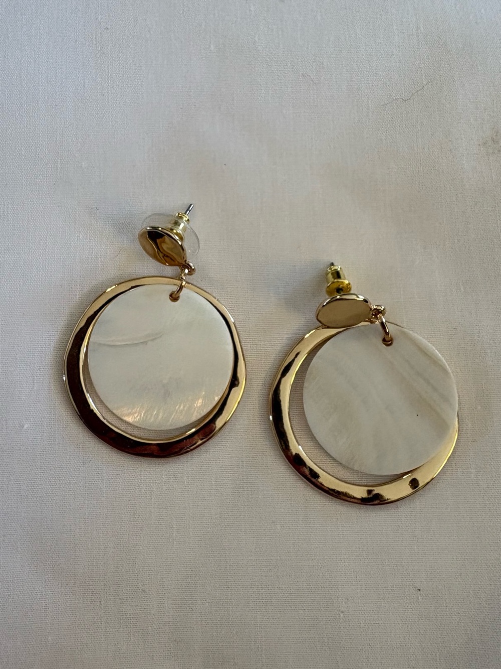 Source Unknown Gold-Tone Hoop Earrings with White Mother-of-Pearl Discs